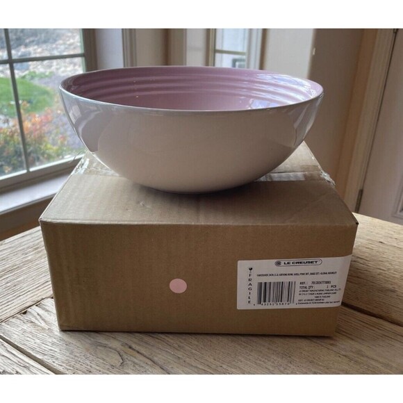 Le Creuset Stoneware Vancouver Serving Bowl 2 3/8 qt 9 3/8 in Shell Pink NEW - Picture 2 of 8